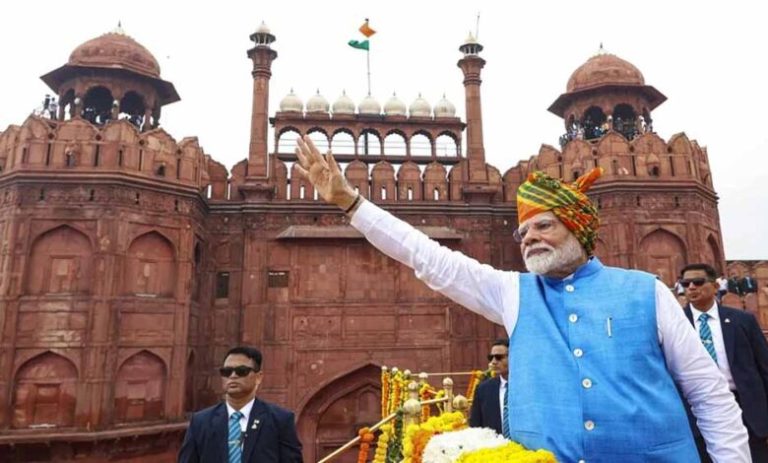 लाल-किले-पर-सबसे-ज्यादा-बार-तिरंगा-किस-प्रधानमंत्री-ने-फहराया?-जानें-नेहरू,-इंदिरा-और-मोदी-का-रिकॉर्ड